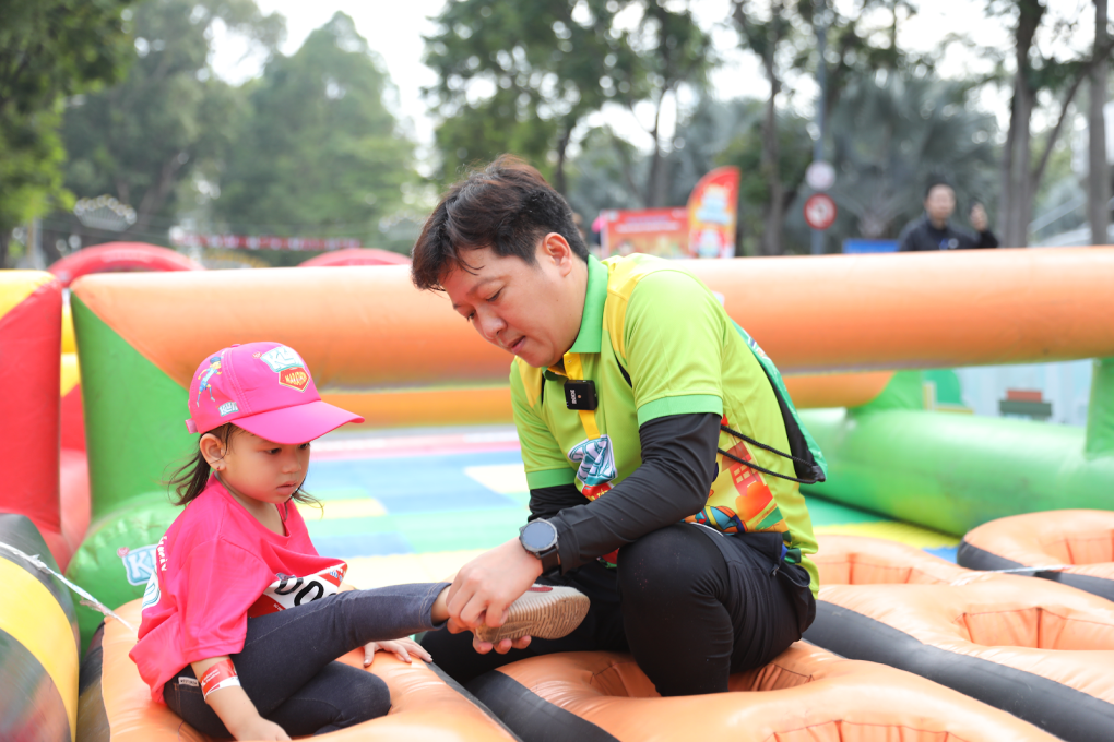 Trường Giang đồng hành cùng các em nhỏ Kun Marathon Huế 2023. Ảnh: VM