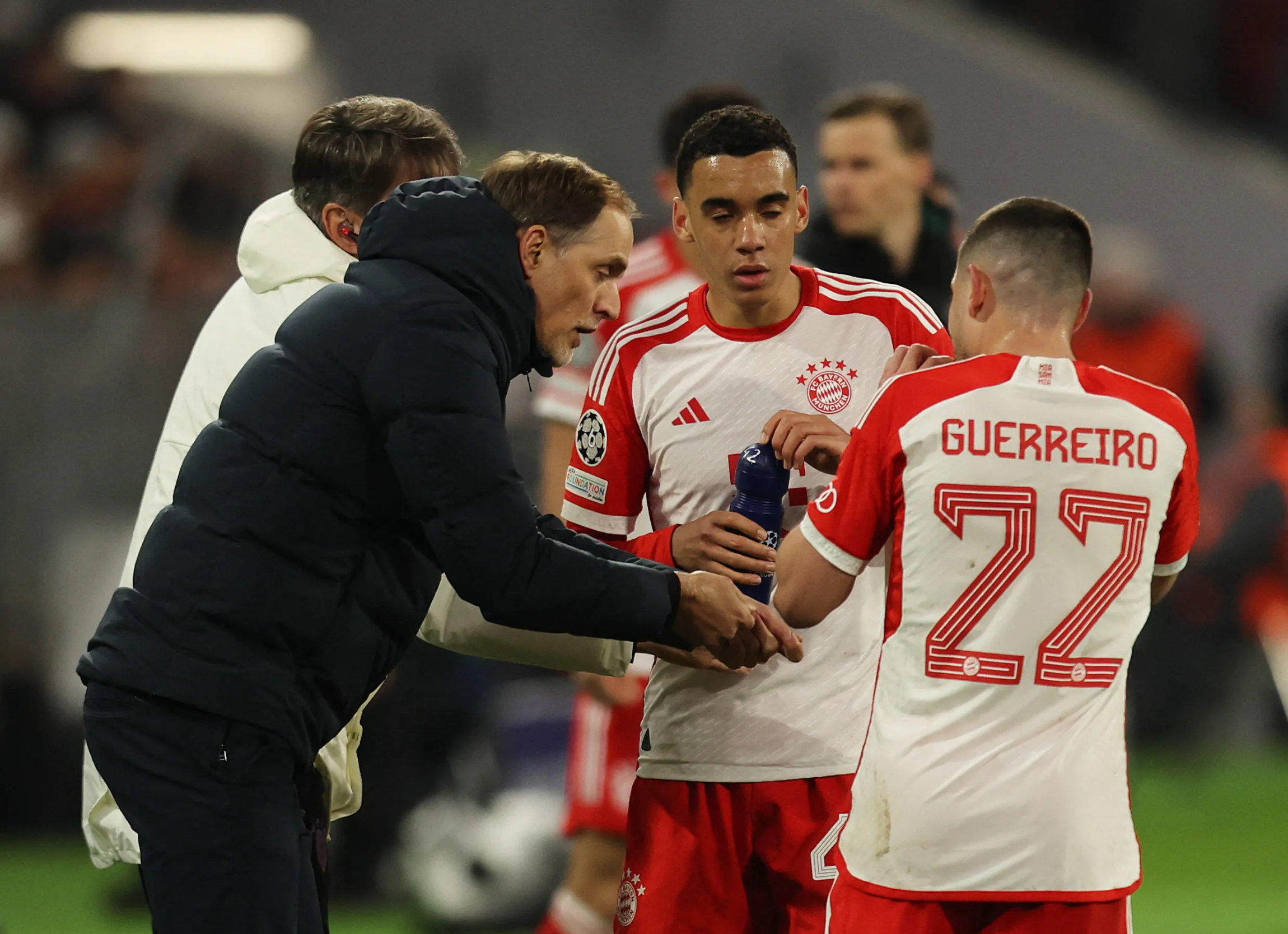 Tuchel (trái) chỉ đạo trong trận Bayern 1-0 Arsenal ở tứ kết lượt về Champions League tối 17/4 trên sân Allianz Arena. Ảnh: Reuters